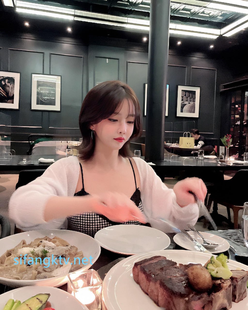 【2023_04_14】Long_hair_+_black_stockings_touching_pussy_🥰.m4v