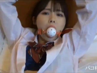 【无敌淫骚18小萝莉】双马尾贫乳嫩妹，娇小身材肉丝美腿，爸爸操我小骚逼，半脱下丝袜玻璃棒猛插，无毛粉嫩小穴全程骚话